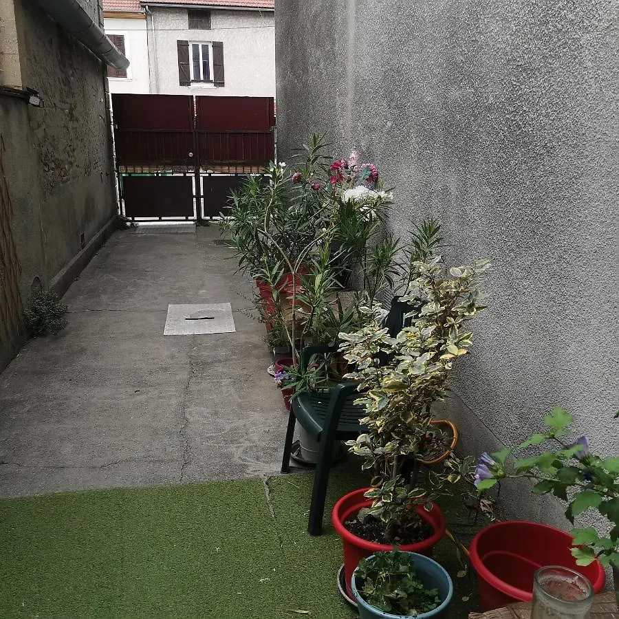 Appartement Maison 48M2 Deux Chambres Cour Prive Et Personnelle Pour Motos Ou Voitures 4 Pers Proche Mairie Et Bus Tram Le Pont-de-Claix France